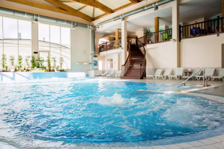 Piscine intérieure de détente
